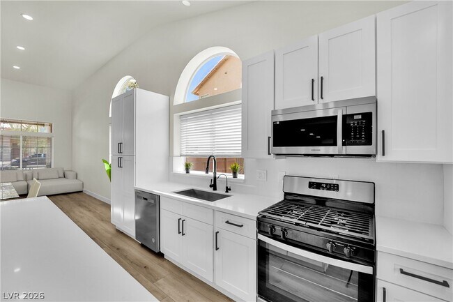 Building Photo - 2560 Sundew Ave