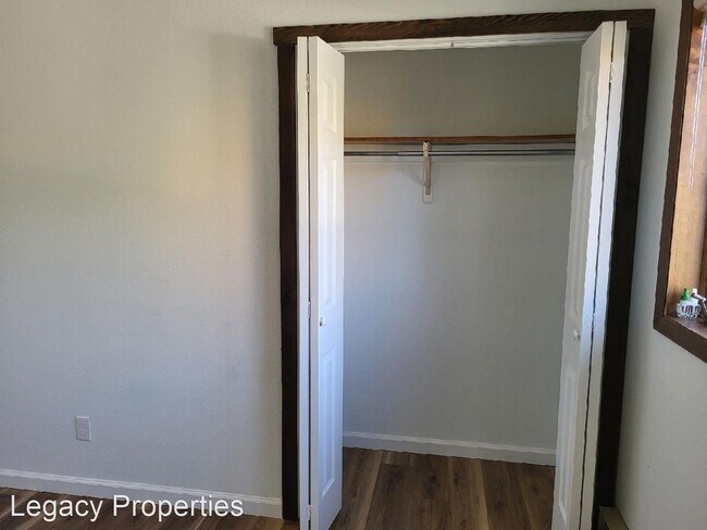 Building Photo - 4 br, 3 bath House - 110 W Graf St.