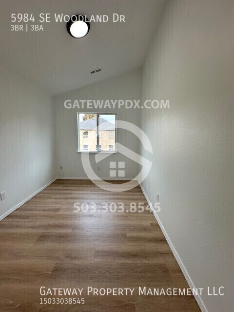 Building Photo - 5984 SE Woodland Dr