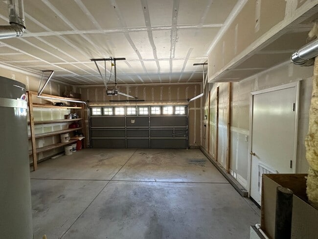 Building Photo - Beautiful 3 bedroom, 2.5 bath two story home