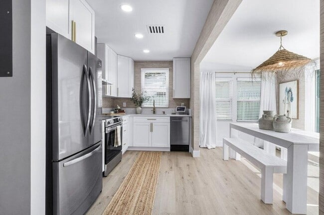 Primary Photo - 512 49th St