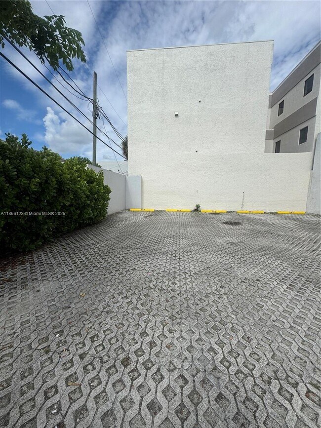 Building Photo - 2120 W Flagler St