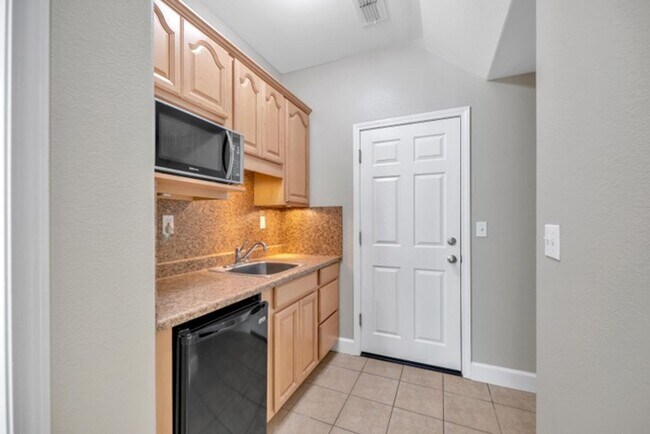 Building Photo - Townhouse - Beautiful 4bdrm, 3 bath - Rocklin