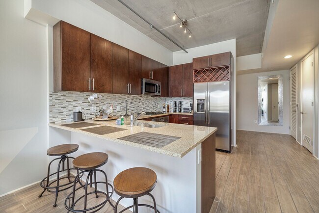 Building Photo - Fully Furnished Spacious One Bedroom - Downtown Las Vegas