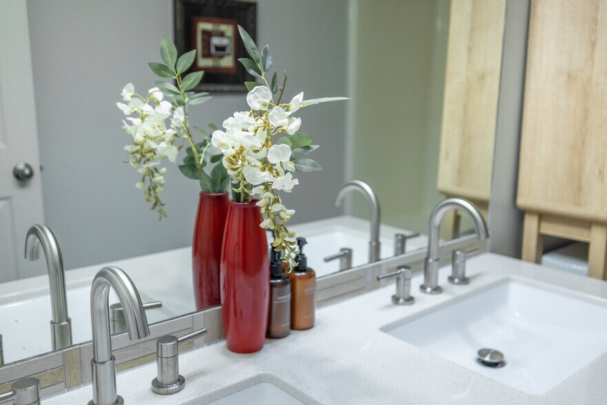 Building Photo - 924 Lowell Ave S