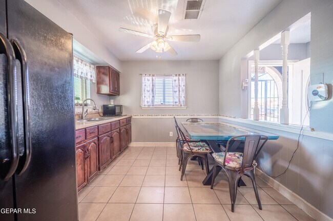 Building Photo - 2624 Lake Victoria Dr