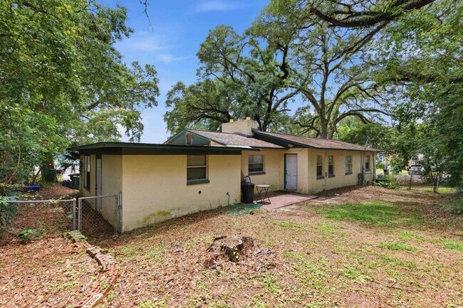 Building Photo - 1734 W Tharpe St