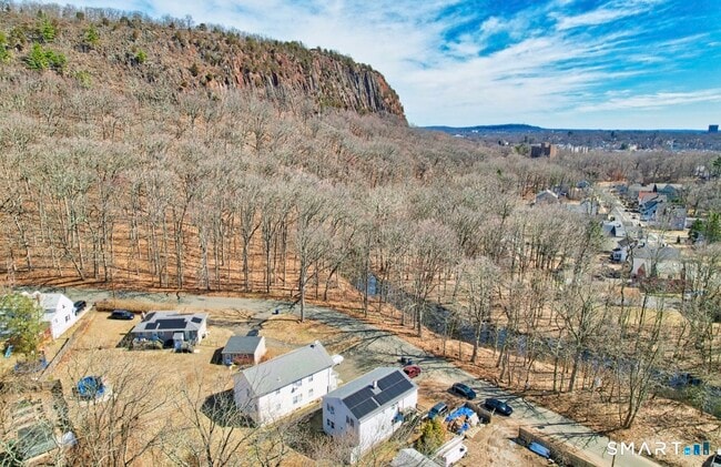 Building Photo - 18 W Hills Rd