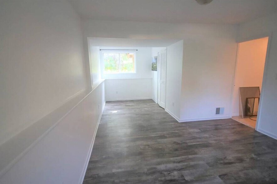 Building Photo - 2169 Hemlock Dr