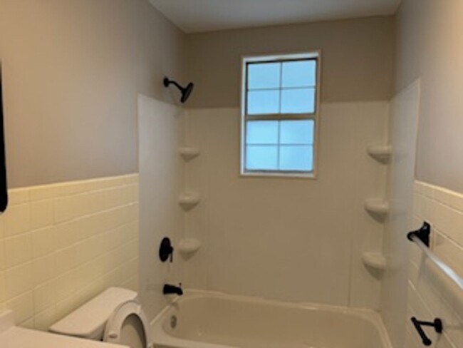 Building Photo - Newly Renovated Unit!