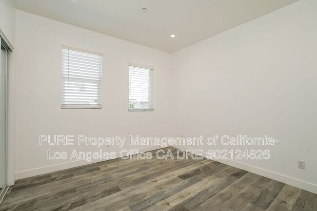 Building Photo - 1340 N Kenmore Ave