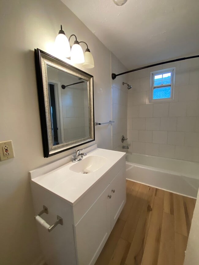Building Photo - 2 Bedroom House with Fenced Backyard near ...