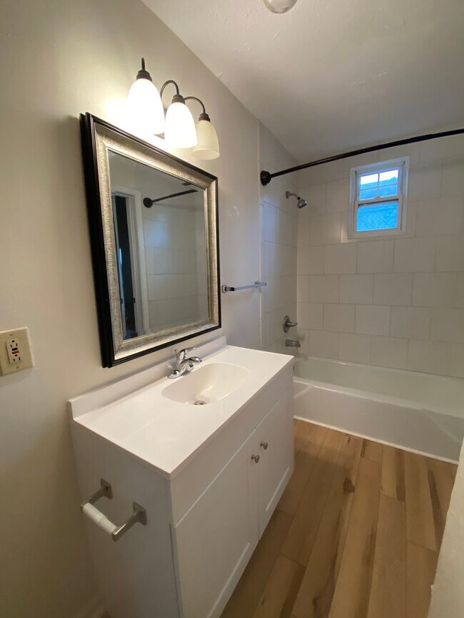 Building Photo - 2 Bedroom House with Fenced Backyard near Downtown Athens - AUGUST 2025