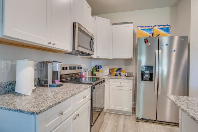 Building Photo - 3 Bed, 2.5 Bath Townhome – Prime Central L...