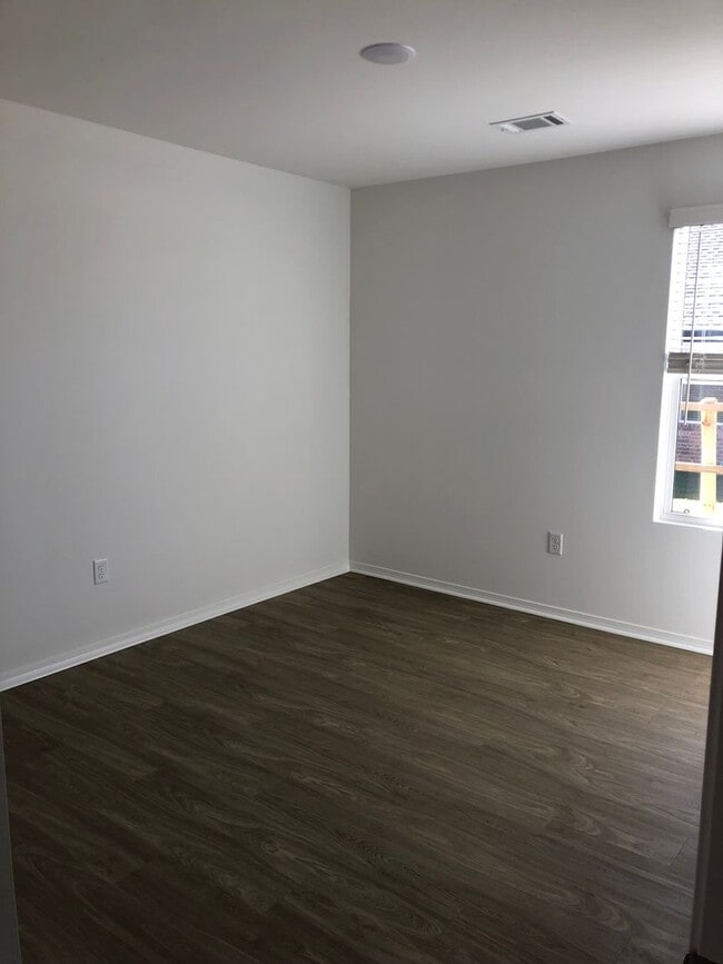 Building Photo - Rare 4 Bedroom For Rent