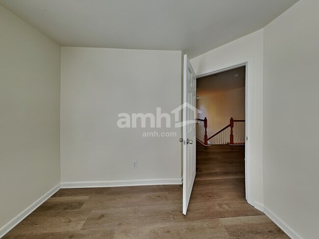 Building Photo - 1015 Farmingham Ln