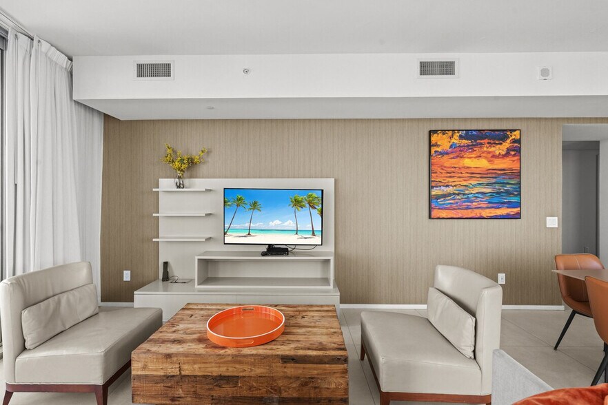 Building Photo - 4070 Jimmy Buffett Mem Hwy