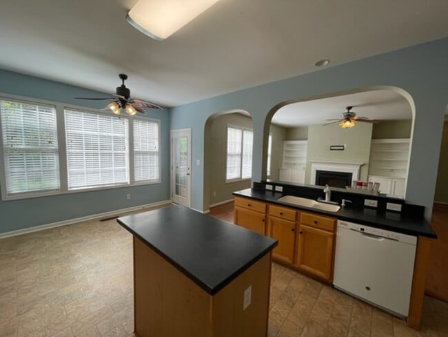 Building Photo - Amazing Hillsborough Home!