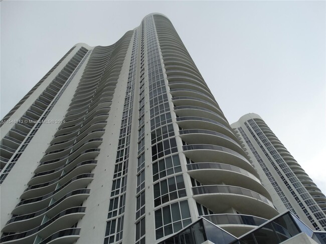 Building Photo - 15901 Collins Ave