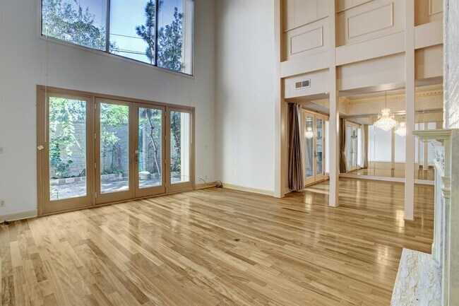 Building Photo - 10166 Memorial Dr