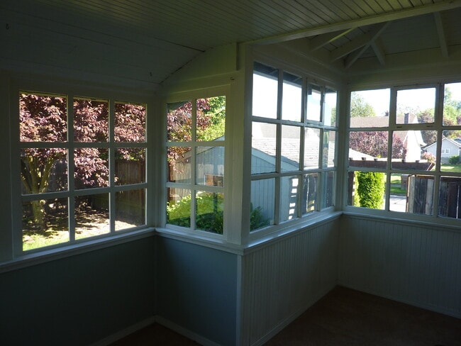 Building Photo - 731 S 49th St