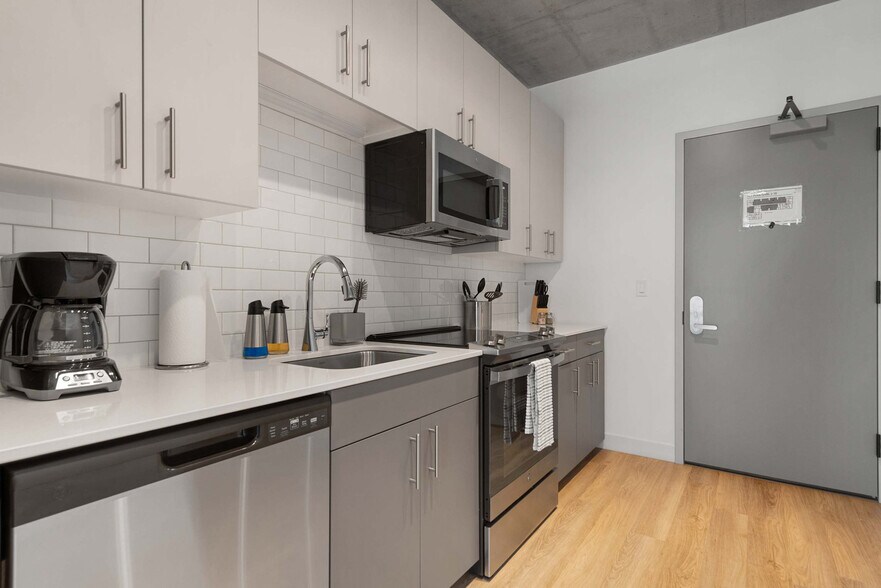 Building Photo - 853 W Blackhawk St