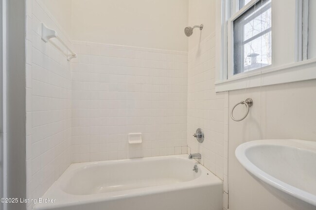 Building Photo - 1704 Rosewood Ave