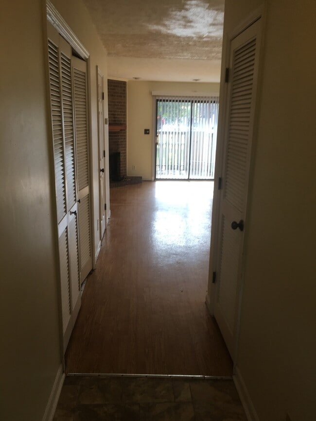 Building Photo - 2 Bedroom 1.5 bath for $1300 a month!