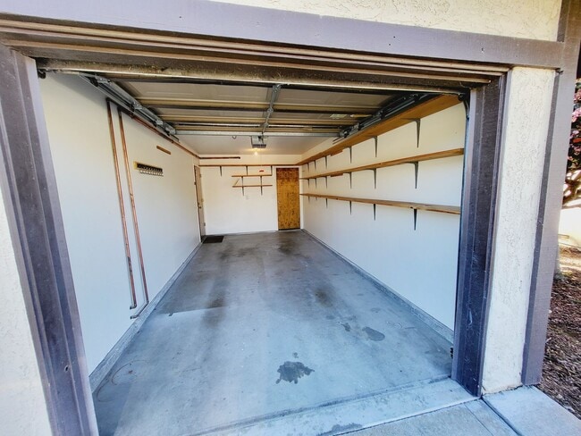Building Photo - 1033 Meadow Way