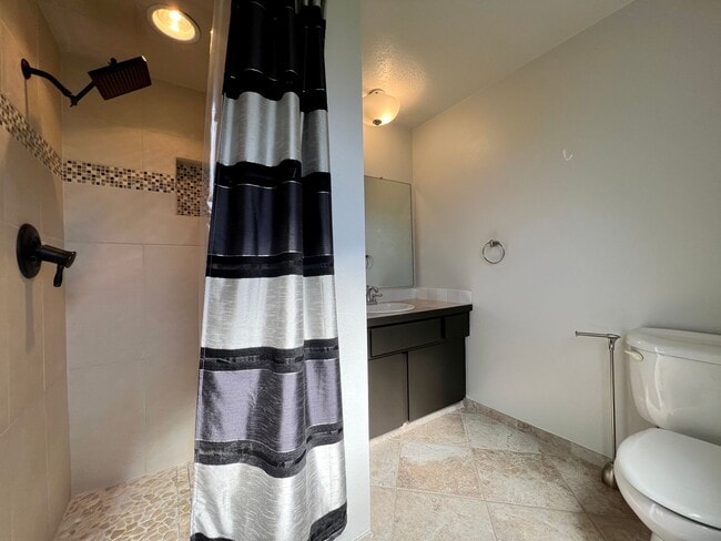 Building Photo - Charming and Spacious Home in a Convenient Gresham Location!