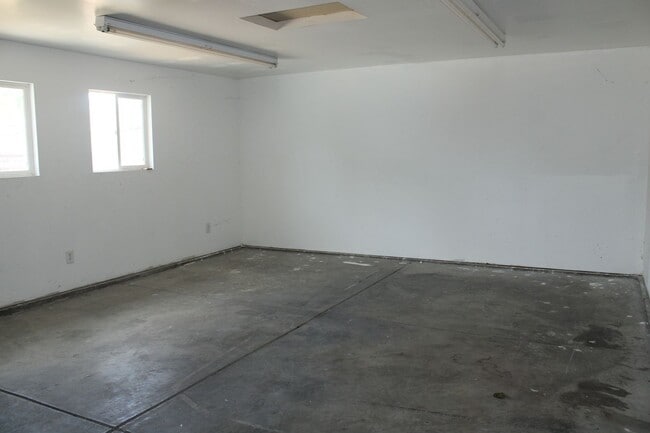 Building Photo - Ready for Move In! Three Bedroom, 1 1/2 Bathroom House with 2 Garages and Side Yard Access in Pit...