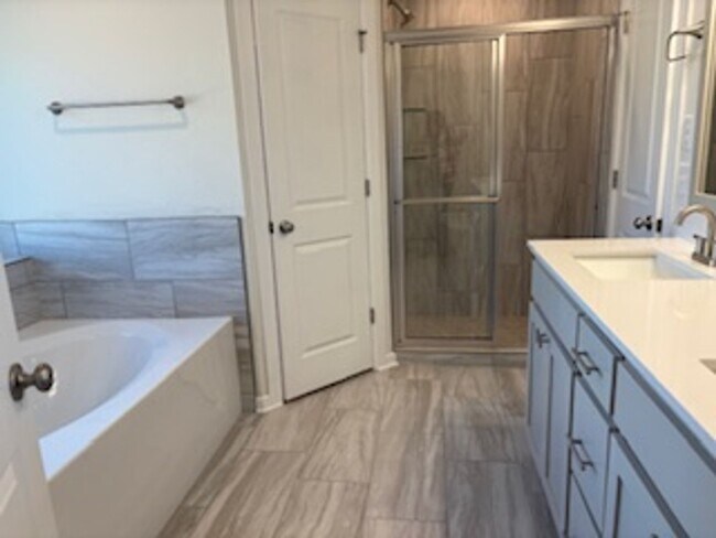 Building Photo - First month Free! NEW NEW NEW!