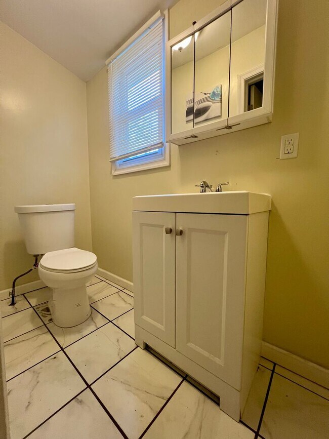 Building Photo - Gorgeous 3-Bedroom Townhome in Elmwood Park! Available NOW!