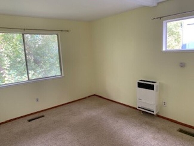 Building Photo - 4 Bedroom 2.5 Bath  with loft ,office, and sauna