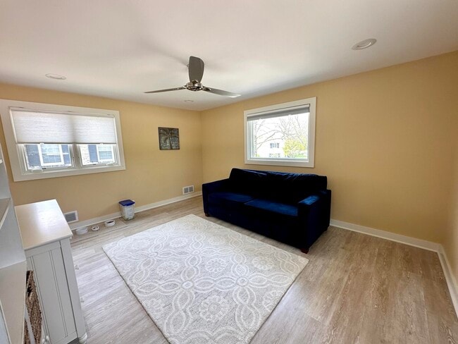 Building Photo - 4515 N Lake Dr