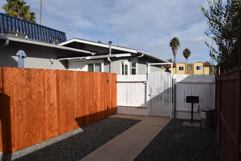 Building Photo - 4566 Utah St