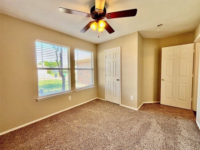 Building Photo - 2200 Lookout Ln