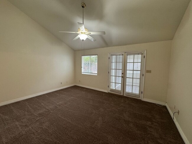 Building Photo - NE Bakersfield home with a sunroom!