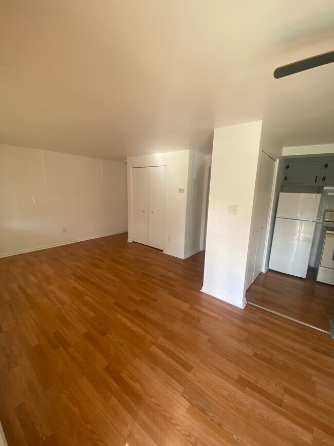 Building Photo - 1630 N Pontiac Trl