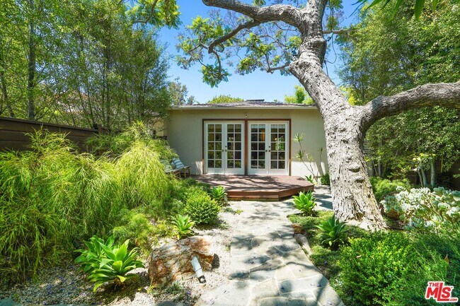 Building Photo - 215 S Medio Dr