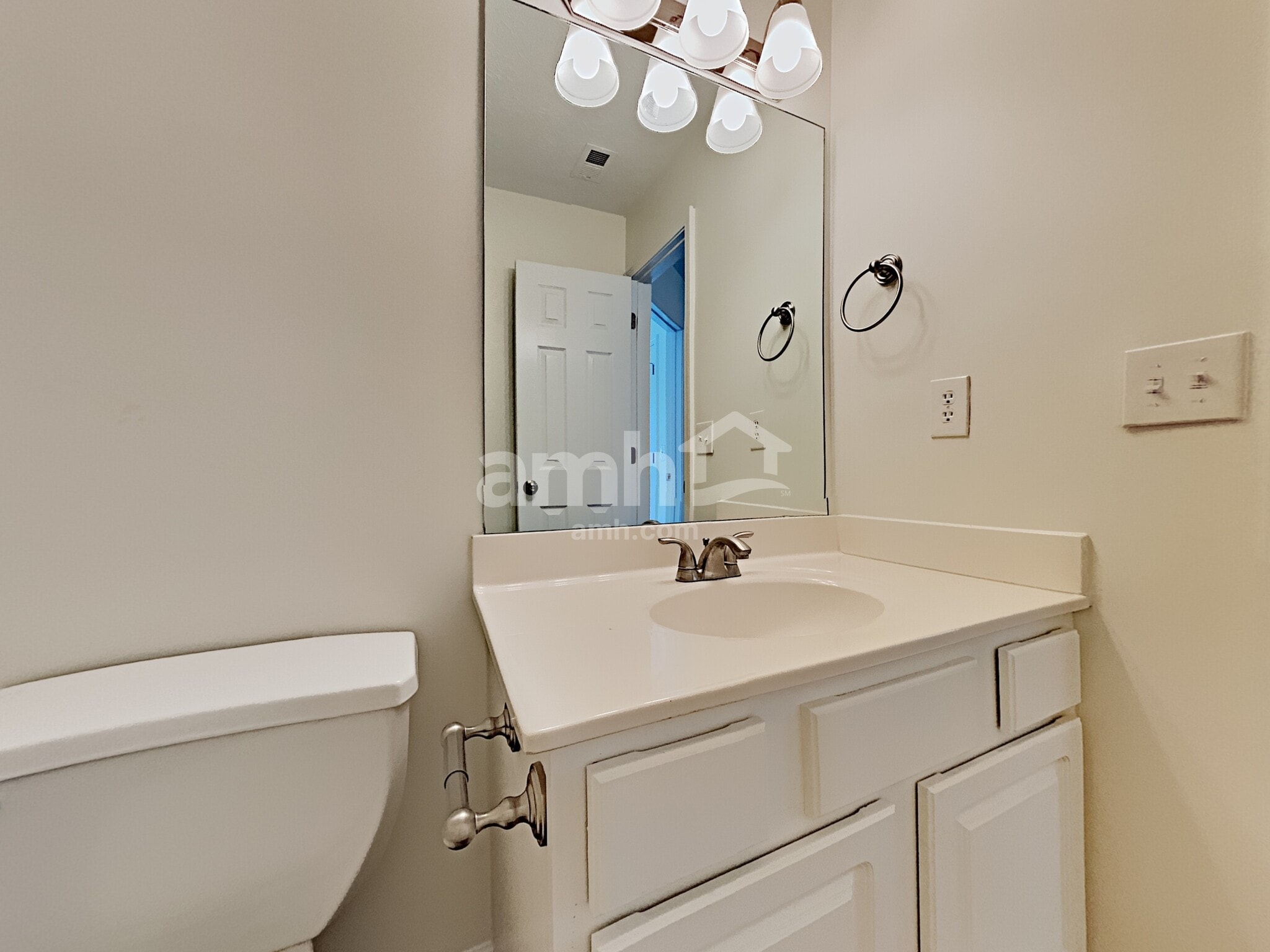 Building Photo - 893 Wellsley Ct