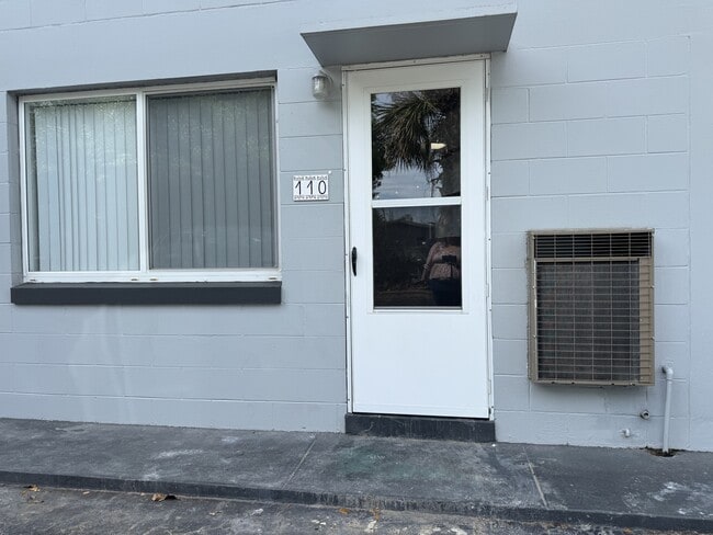 Building Photo - 825 N Primrose Dr