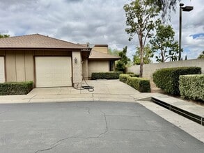 Building Photo - Single Story Condo end unit