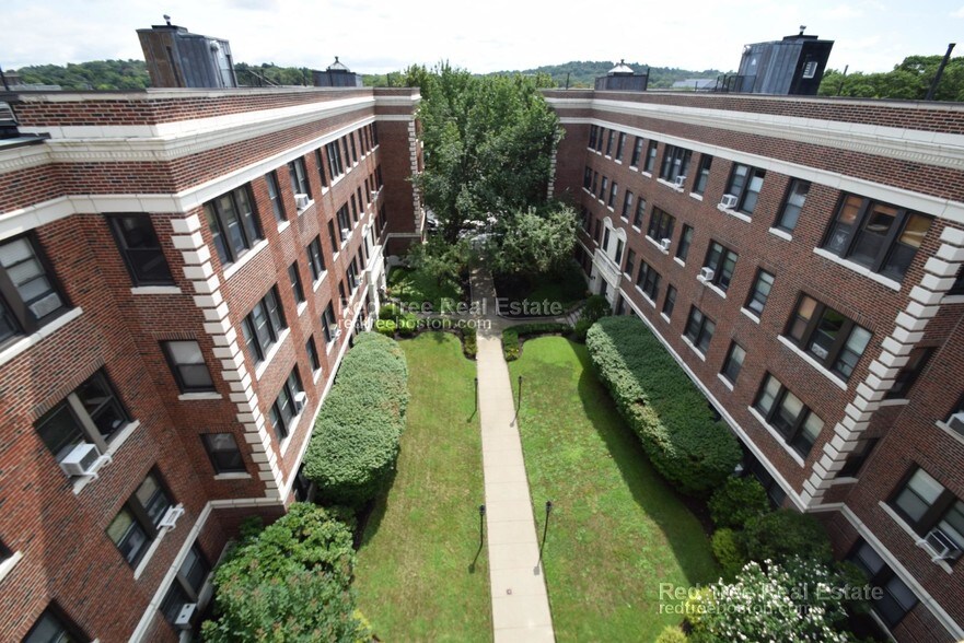 Building Photo - 137 Englewood Ave