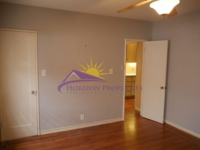 Building Photo - 841 Robertson Way