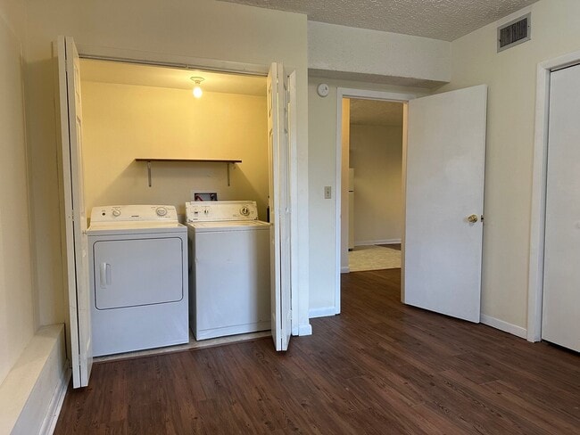 Building Photo - 1 Bedroom,1 Bath Apartment Colonial Height...