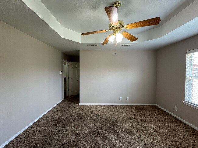 Building Photo - Available NOW  This home is centrally loca...