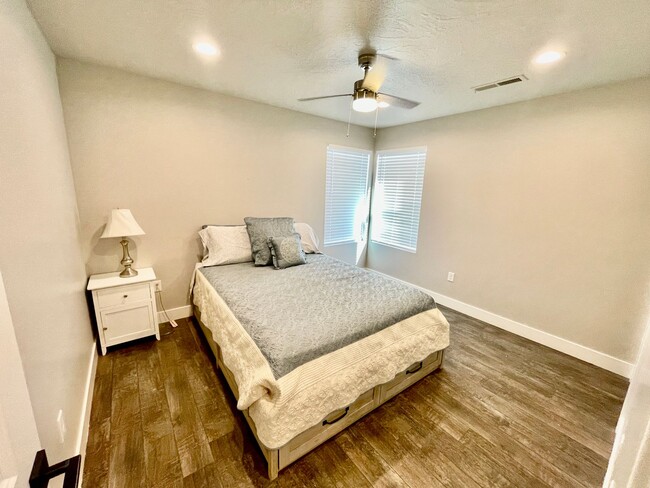 Building Photo - Fully Furnished 3-BR Townhome in Desert Color