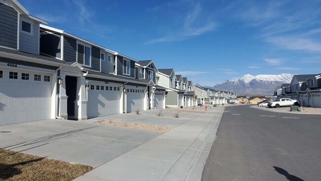Building Photo - Like New 3 Bd 2.5 Bath Townhome