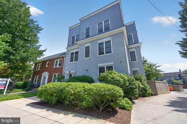 Building Photo - 1350 Nicholson St NW